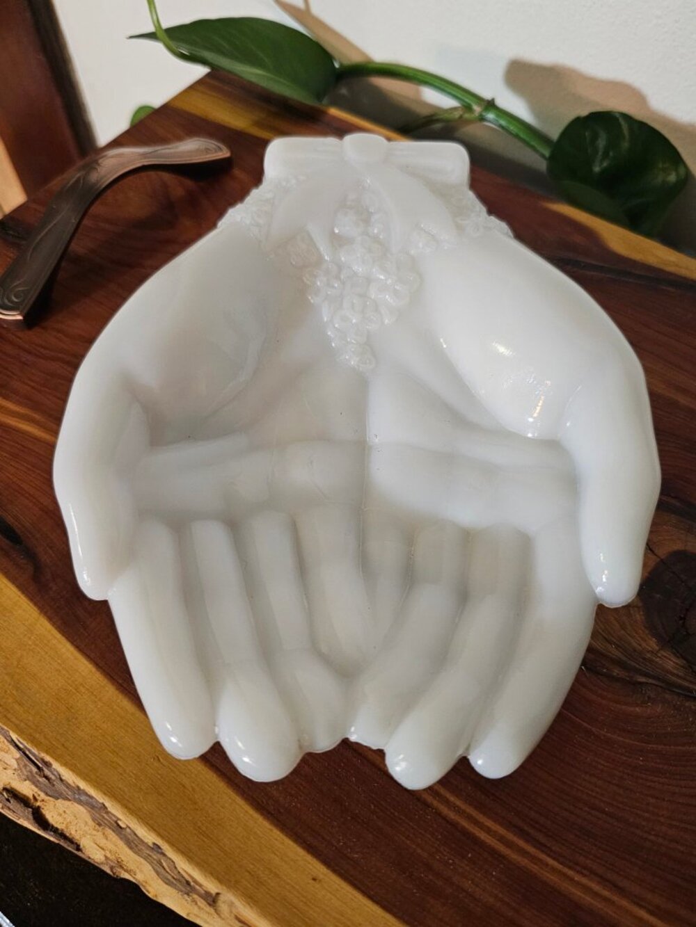 Vintage Avon Milk Glass Open Hands Dish — Touch of Beauty Style